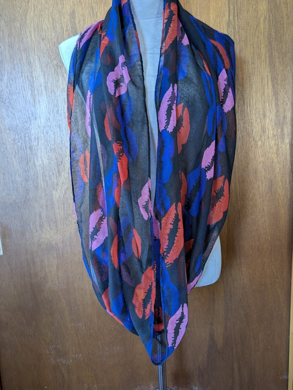 Women’s Lip-Print Lightweight Infinity Scarf - Black with Red, Blue & Pink